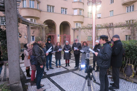 BesucherInnen im Reumannhof