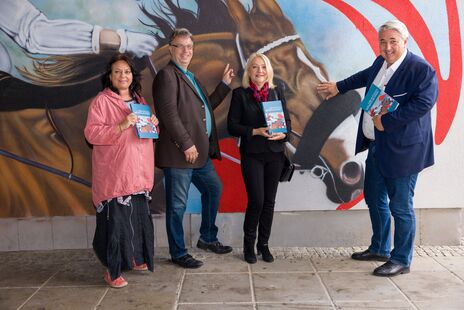 wohnpartner-Bereichsleiterin Claudia Huemer, Graffiti-Schutz-Sponsor Erich Stuhl, wohnpartner-Gebietsleiterin Donaustadt Snježana Čalija, Donaustadt-Bezirksvorsteher Ernst Nevrivy
