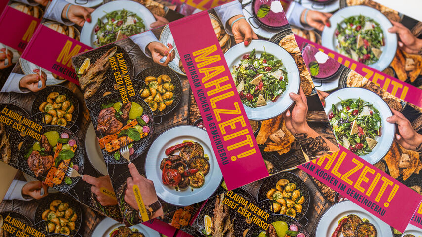 Mehrere Küchbücher "Mahlzeit" übereinander gestapelt