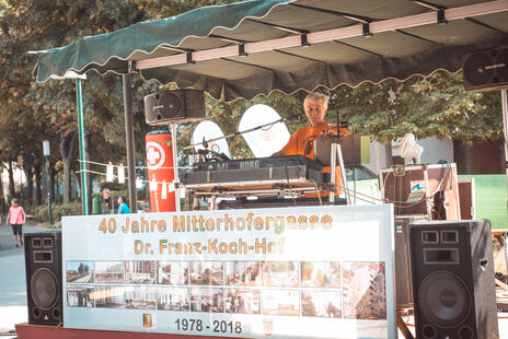 Bühne mit Musik beim Fest