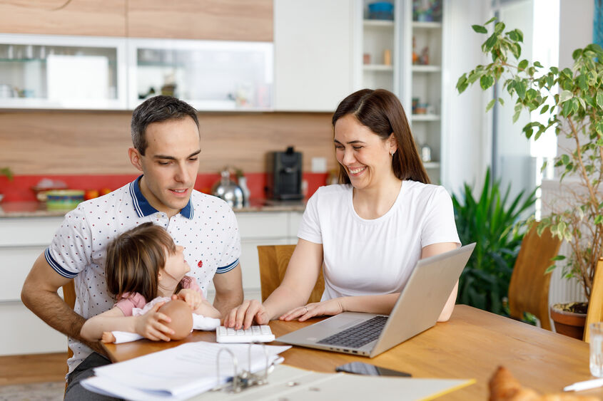 Familie beim Online-Prüfen ihrer Ausgaben