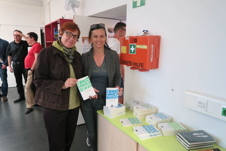 Besucherinnen mit Büchern von Ernst Hinterberger.