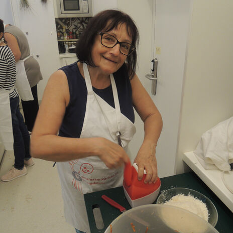 Gemeindebaubewohnerin beim Kochen