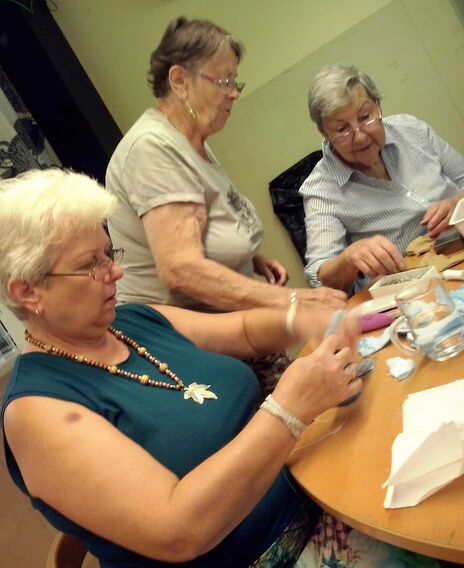 Konzentriertes Arbeiten am Teddybär