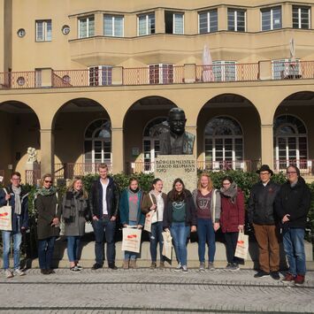 StudentInnen-Gruppe gemeinsam mit wohnpartner-MitarbeiterInnen