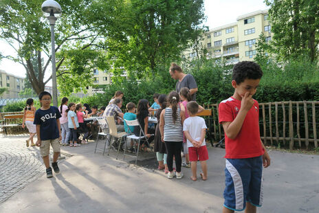 Die Kinder spielen mit ihren eigenen Regeln.