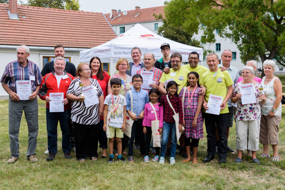 Sieger-Teams des Boccia-Turniers mit Wohnbaustadträtin Kathrin Gaal und Bezirksvorsteher Georg Papai