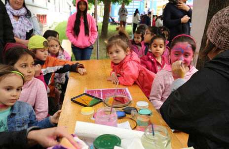 Kinder konnten sich vom Hilfswerk schminken lassen.