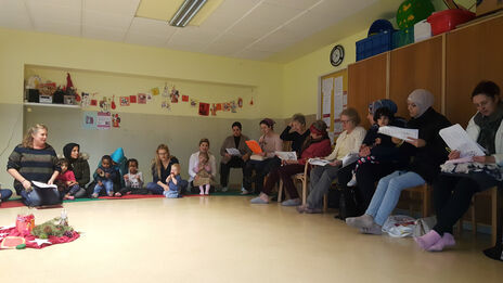 TeilnehmerInnen bei Nikolofeier im BewohnerInnen-Zentrum Bassena 10