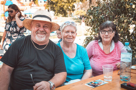 BesucherInnen beim Fest haben Spaß