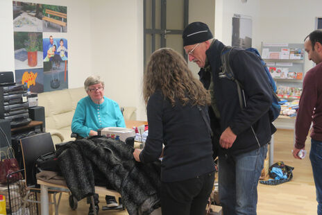 Zahlreiche BesucherInnen beim Flohmarkt im BewohnerInnen-Zentrum Karl-Waldbrunner-Hof