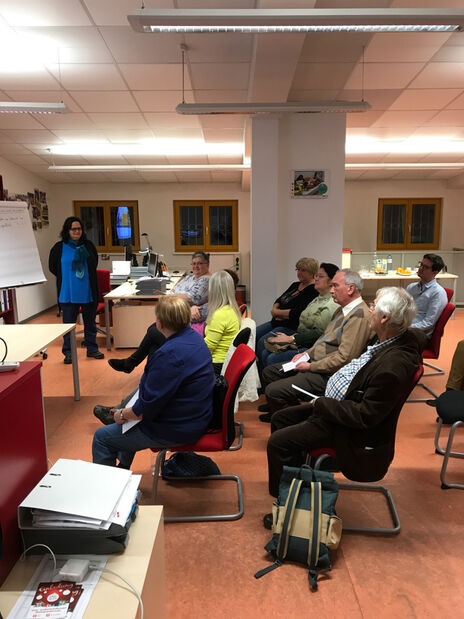 ZuhörerInnen bei Veranstaltung und Barbara Buchegger, pädagogische Leiterin von saferinternet.at