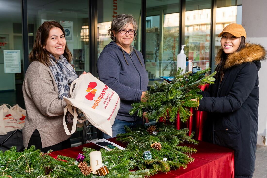 wohnpartner_Mitarbeiterinnen Elif Emiroglu und Helga Haberler bei der Übergabe der Bastelsets