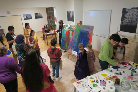 BesucherInnen beim gemeinsamen Malen im BewohnerInnen-Zentrum 