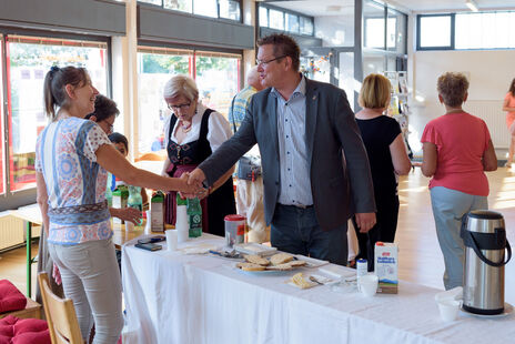 Bezirksvorsteher Georg Papai zu Besuch beim Grätzelfest