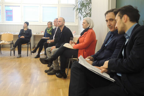 BesucherInnen beim Vortrag im BewohnerInnen-Zentrum Bassena 12