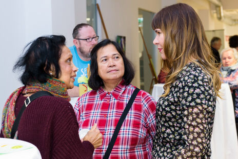 Besucherinnen im Gespräch