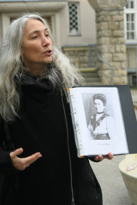 Petra Unger, Kulturvermittlerin und Begründerin der Wiener Frauenspaziergänge führte durch Sandleiten