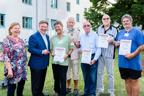 Die Auszeichnung des 1. Platzes des Boccia-Turniers übernimmt Stadtrat Ludwig