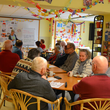 Gruppe an LernbegleiterInnen bildet sich im BewohnerInnen-Zentrum Bassena 10 weiter