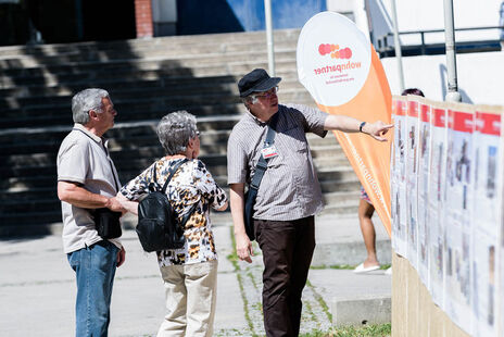 Die Geschichtstafeln stoßen auf reges Interesse.