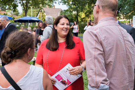 Wohnbaustadträtin Kathrin Gaal im Gespräch mit BesucherInnen 