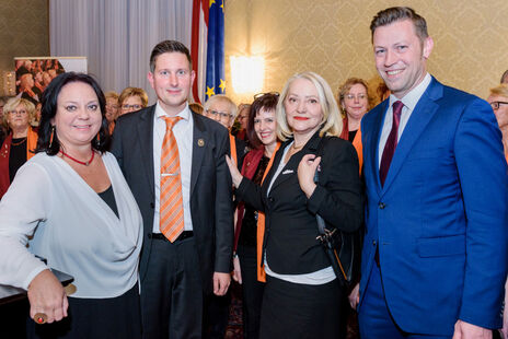 Gemeinderat Marcus Schober mit Snježana Čalija, wohnpartner-Teamleiterin, Chorleiter Martin Strommer und wohnpartner-Teammanagerin Claudia Huemer