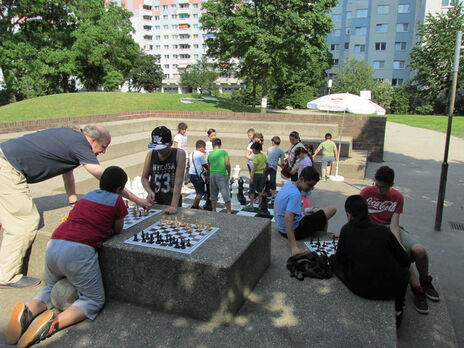 Auch kleine Schachbretter werden genutzt um Schach zu spielen.