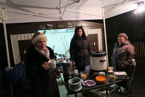 Besucherinnen beim Punschtrinken