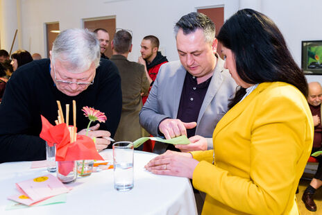 BesucherInnen im Gespräch