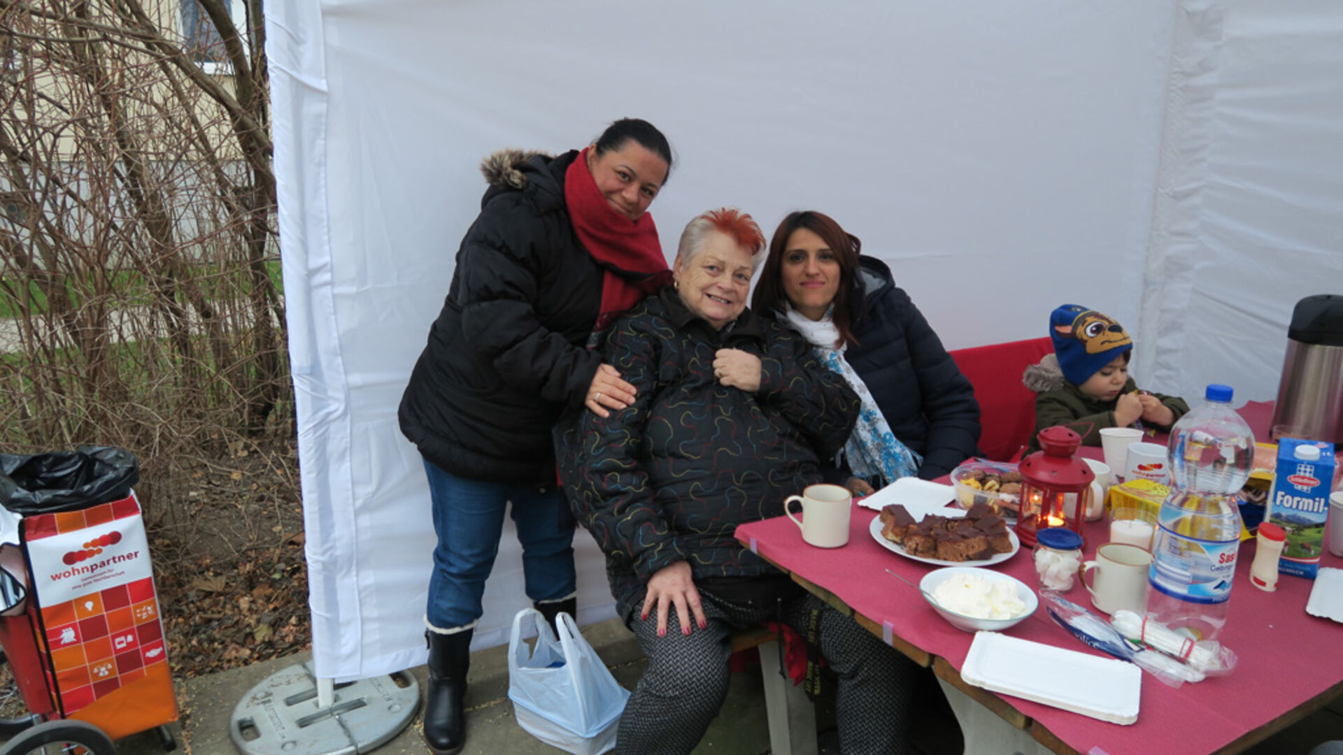 BewohnerInnen beim Adventplausch in der Großfeldsiedlung