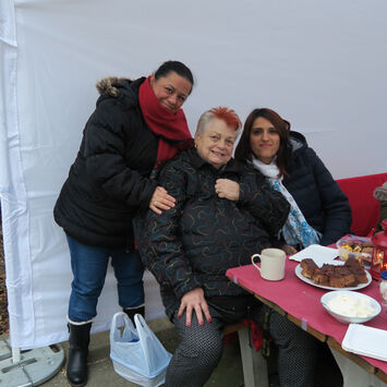 BewohnerInnen beim Adventplausch in der Großfeldsiedlung