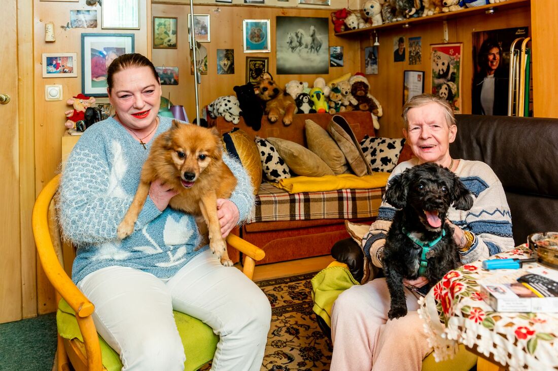 Maria Rechberger (links) unterstützt Brigitta Klein (rechts) wo sie nur kann – nicht nur beim Gassigehen mit ihren Hunden.