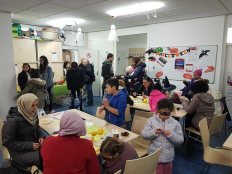 BesucherInnen beim gemeinsamen Suppe-essen