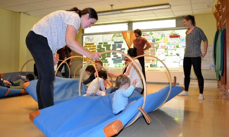 Eltern beim Spielen mit ihren Kindern im BewohnerInnen-Zentrum Bassena 10