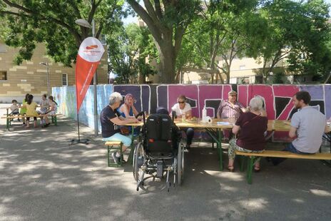 BewohnerInnen beim gemeinsamen Freitagscafé im Favoritner Karl-Wrba-Hof