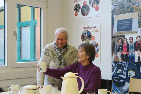 Frauen bewundern ihre fertigen Werke