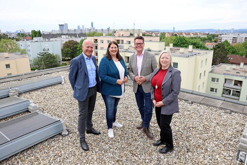 Ernst Bach (Sozialbau AG), Vizebürgermeisterin & Wohnbaustadträtin Kathrin Gaál, Klimastadtrat Jürgen Czernohorszky, Andrea Washietl (SOZIALBAU AG) (v.l.n.r.) überzeugen sich vor Ort davon, dass die Dachflächen des sozialen Wohnbaus immer mehr für die Energiegewinnung genützt werden.