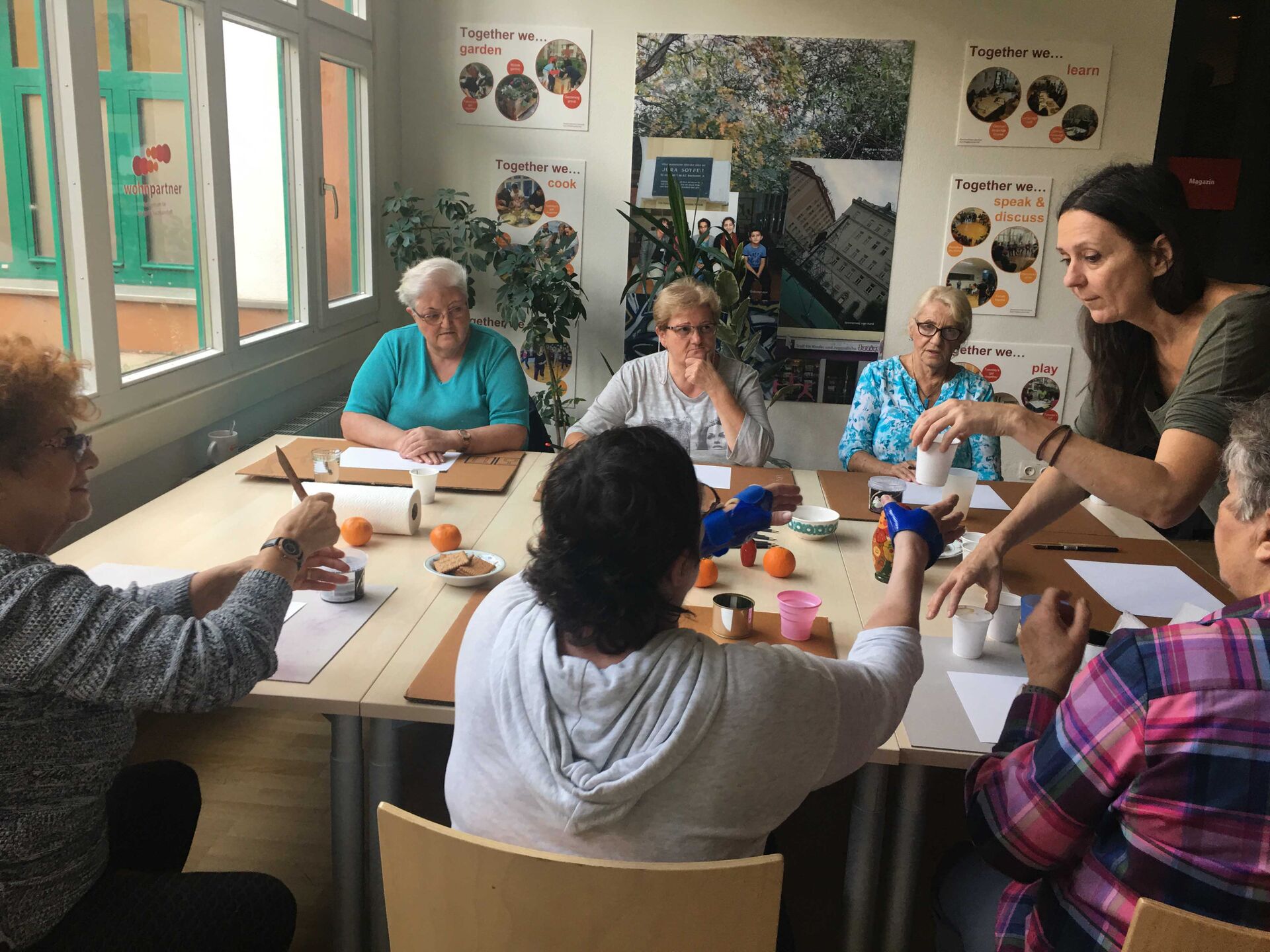 Frauengruppe beim gemeinsamen Zeichenkurs im BewohnerInnen-Zentrum Karl-Waldbrunner-Hof