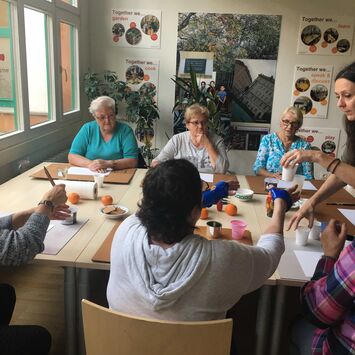 Frauengruppe beim gemeinsamen Zeichenkurs im BewohnerInnen-Zentrum Karl-Waldbrunner-Hof