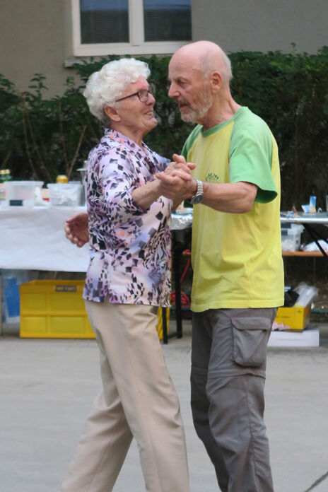BesucherInnen beim Tanzen 