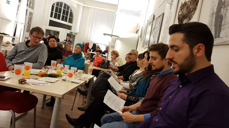 BesucherInnen singen gemeinsam mit dem 1. Wiener Gemeindebauchor beim Jahresausklang