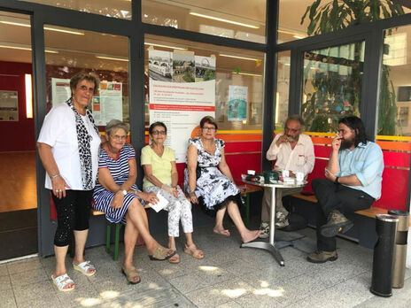 BesucherInnen sitzen beisammen.