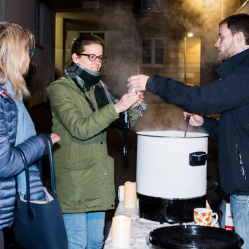 BewohnerInnen trinken gemeinsam Punsch