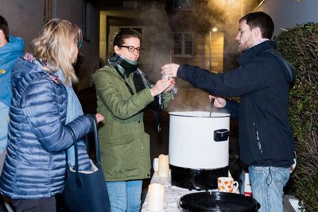 BewohnerInnen trinken gemeinsam Punsch