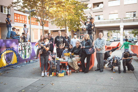 Stolz lassen sich die Künstler und Künstlerinnen vor ihren Werken fotografieren.