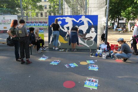 Gemeinsam gestelteten die BesucherInnen ein Kunstwerk