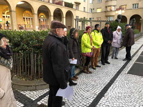 BesucherInnen im Reumannhof