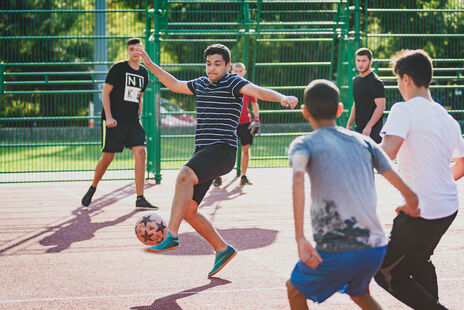 Voller Körpereinsatz beim Fußballturnier.