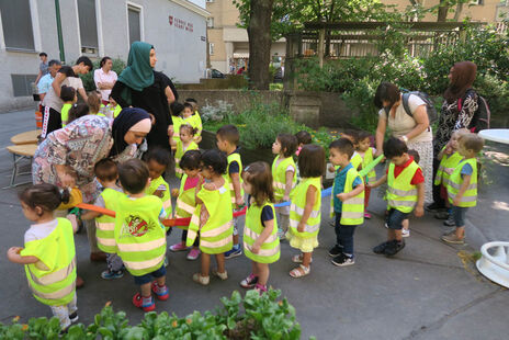 Die Kinder spielen im Hof.